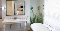 Agapanthus bathroom