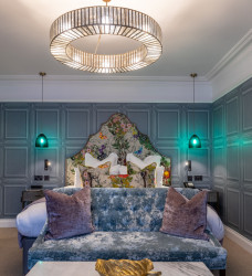 FEATURE ROOM-5