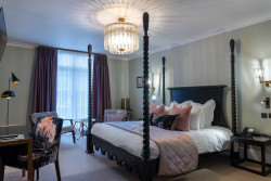 FEATURE ROOM