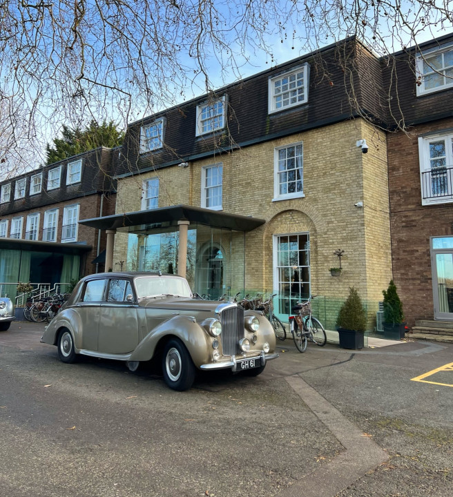 Hotel Bentley and hotel front