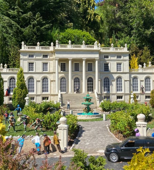 Celebrity Mansion - Miniature World