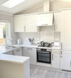 Kitchen-of-lodge-at-Hazelwood-holiday-Park-RV26-2000-675x450