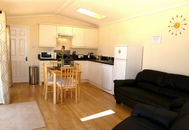 two-bedroom-log-cabin-for-4-people-with-ensuite-bathroom-Devon-675x450