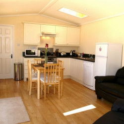 two-bedroom-log-cabin-for-4-people-with-ensuite-bathroom-Devon-675x450