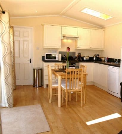 two-bedroom-log-cabin-for-4-people-with-ensuite-bathroom-Devon-675x450