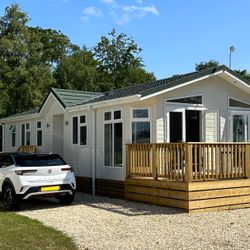 Maplewood exterior lodge with hot tub in devon