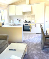 Large-lodge-which-sleeps-four-people-in-Devon