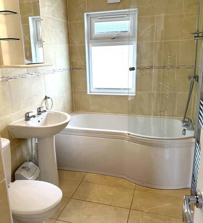 amily bathroom in large lodge for sale in devon