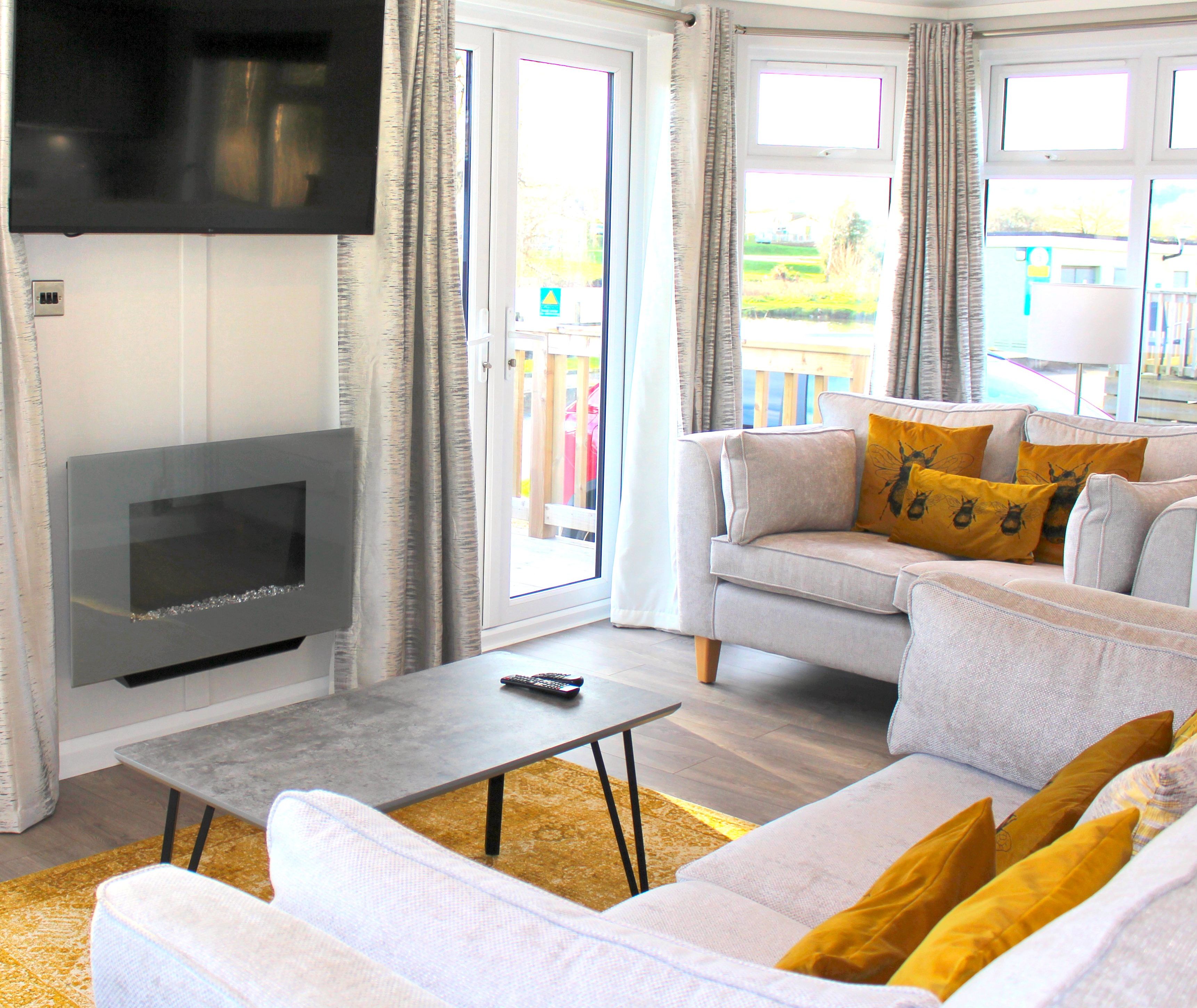 Luxury Maplewood 6 berth Lodge overlooking the lake