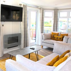 Luxury Maplewood 6 berth Lodge overlooking the lake