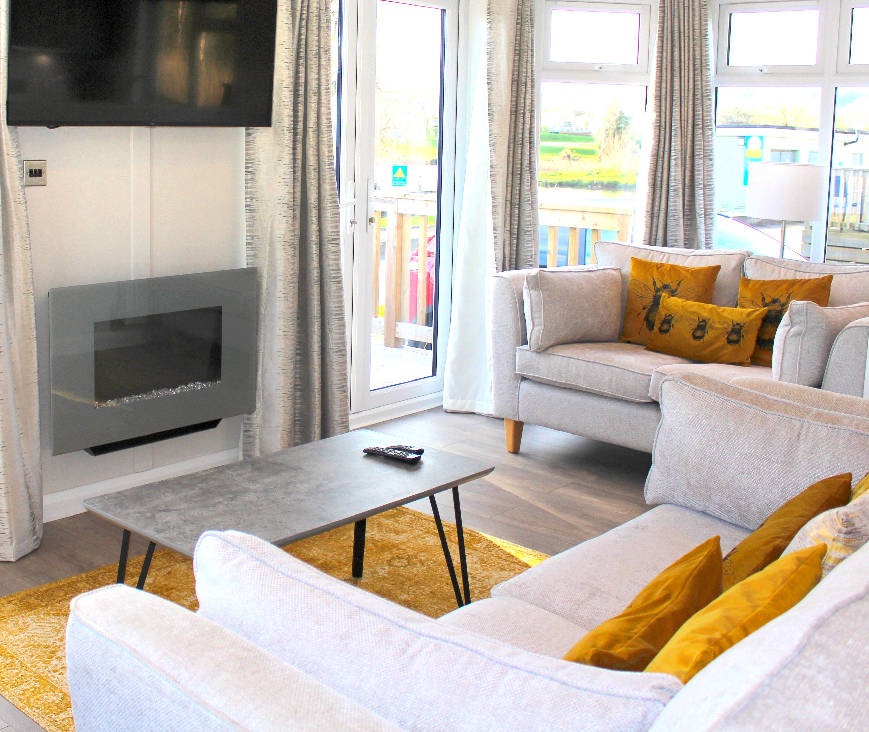 Luxury Maplewood 6 berth Lodge overlooking the lake