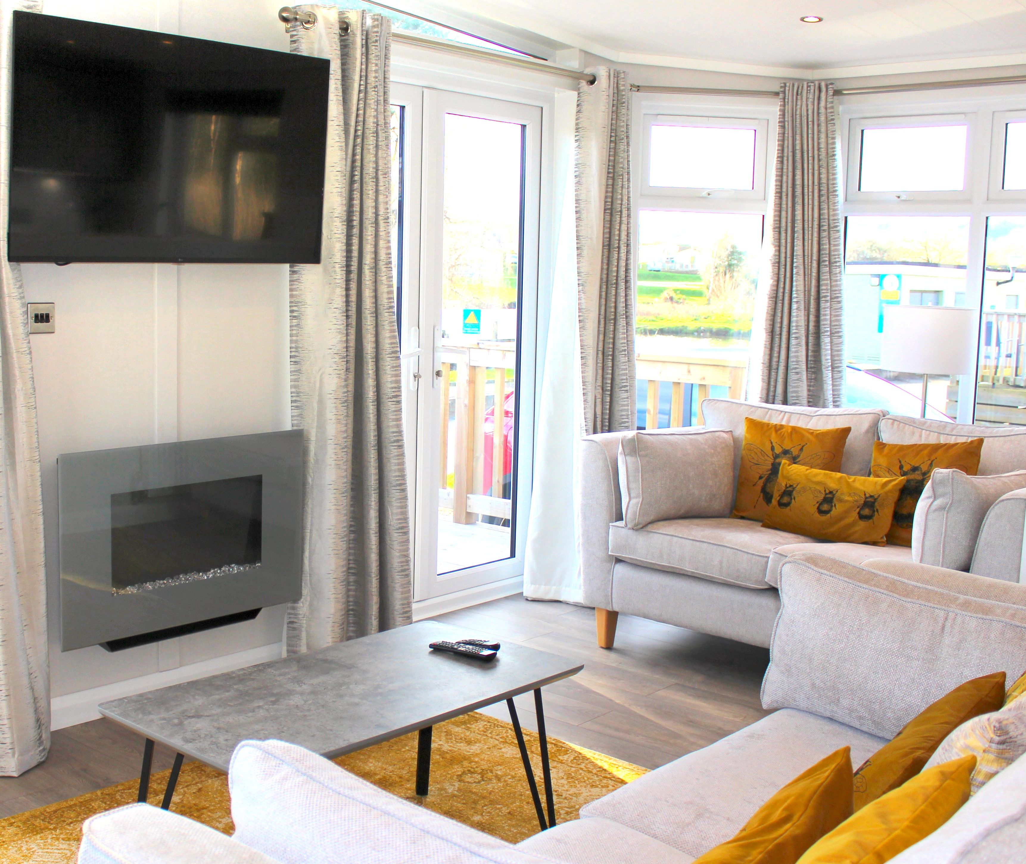 Luxury Maplewood 6 berth Lodge overlooking the lake