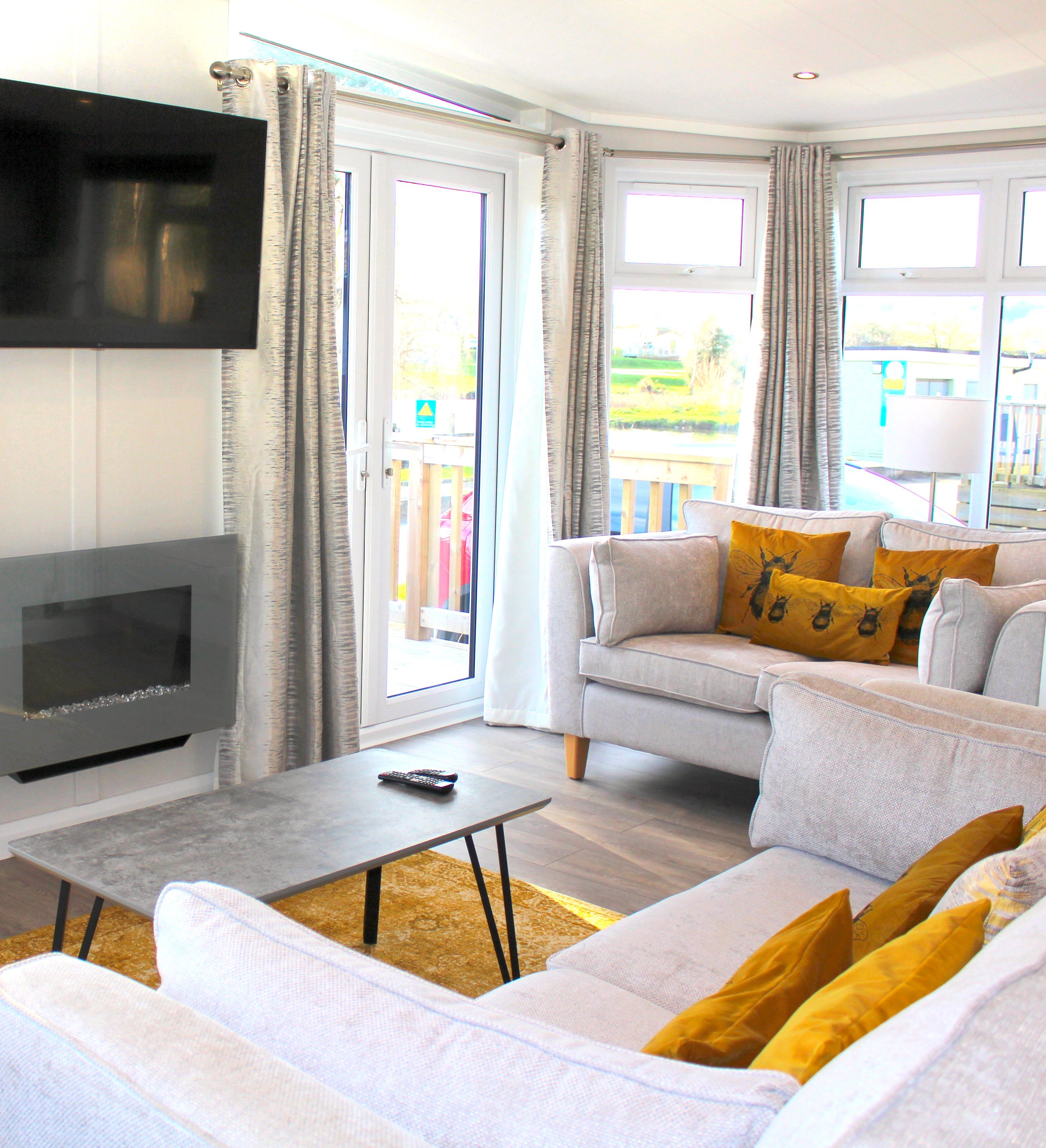 Luxury Maplewood 6 berth Lodge overlooking the lake