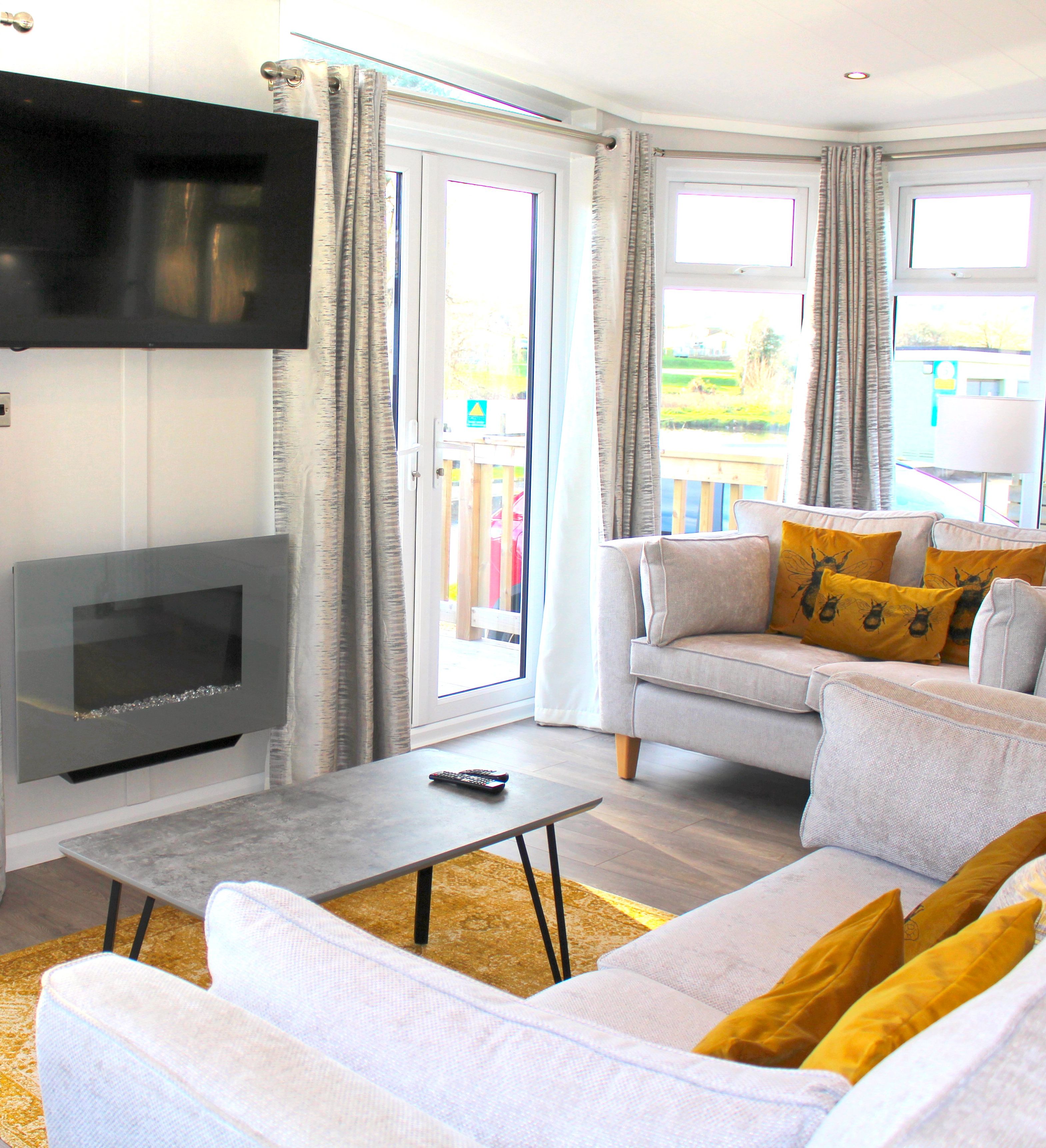 Luxury Maplewood 6 berth Lodge overlooking the lake