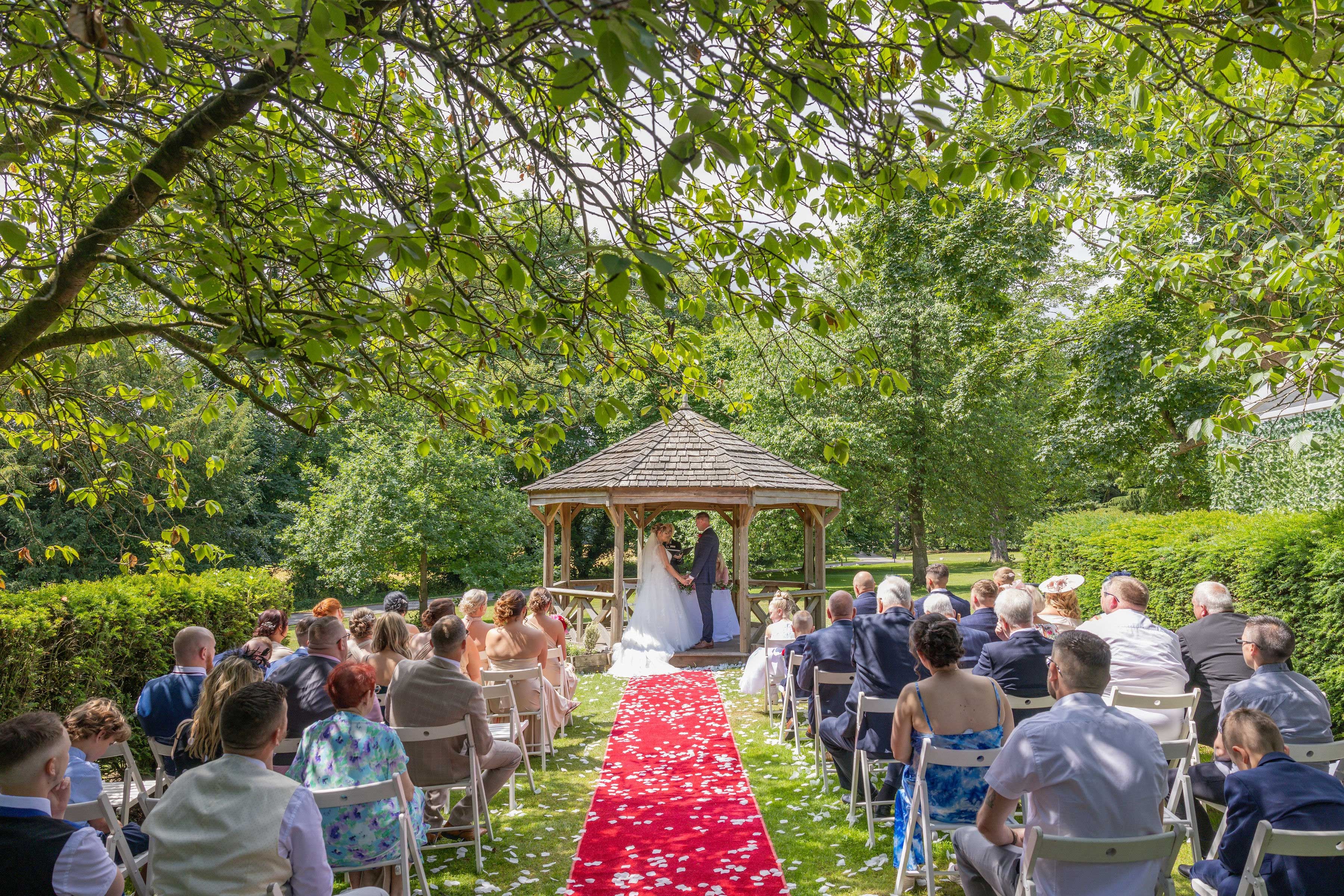 Outdoor-summer-wedding-ceremony