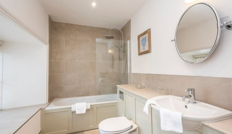 manor-suite-bathroom