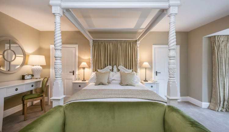 manor-suite-desk-and-bed