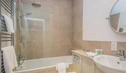 manor-four-poster-bathroom
