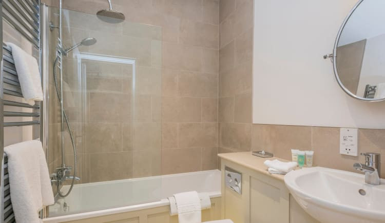 manor-four-poster-bathroom