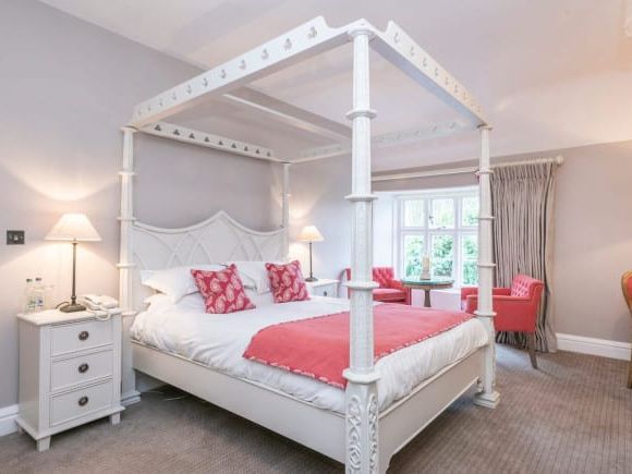 manor-four-poster-full-bedroom