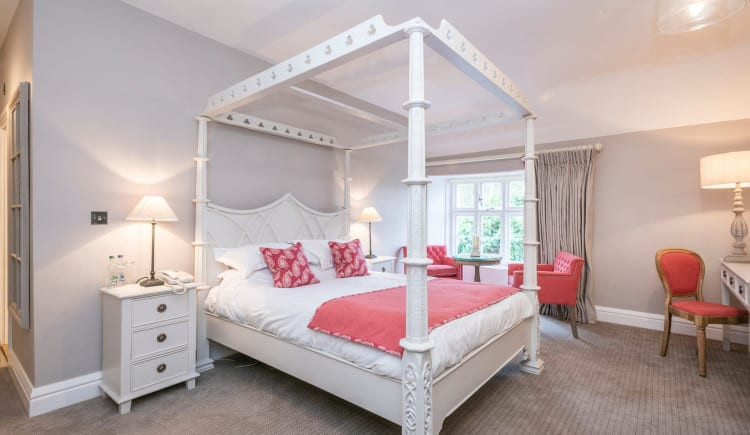 manor-four-poster-full-bedroom