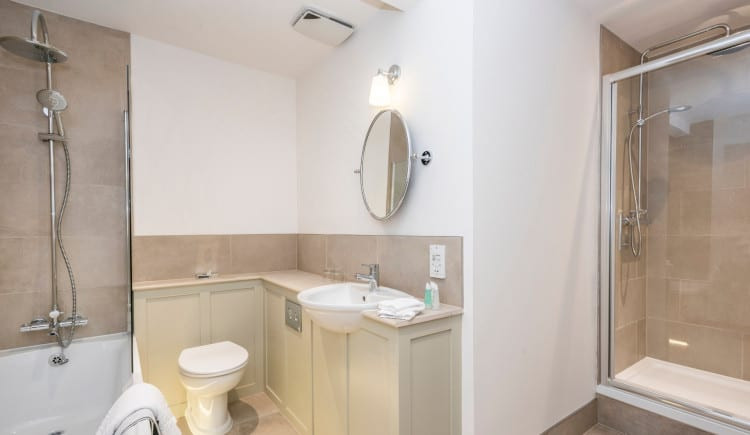 manor-deluxe-plus-bathroom