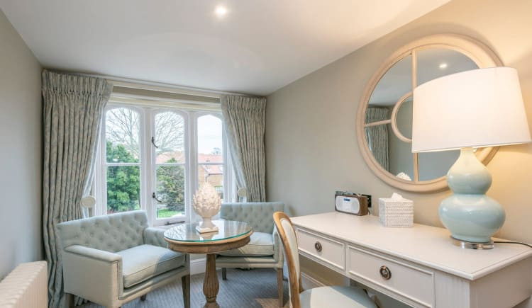 manor-deluxe-plus-window-seating-area