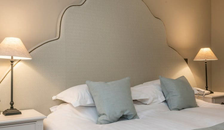 manor-deluxe-plus-bed-close-up