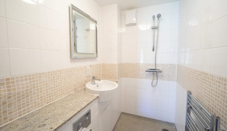 cottage-suite-wet-room-3