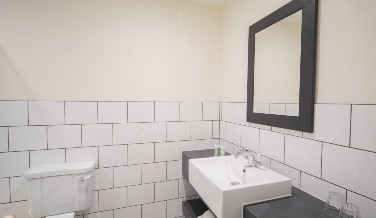 pavilion-deluxe-bathroom