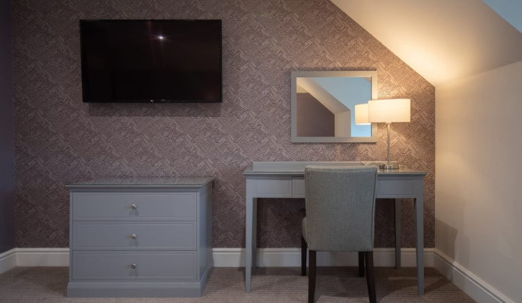 pavilion-deluxe-tv-and-desk