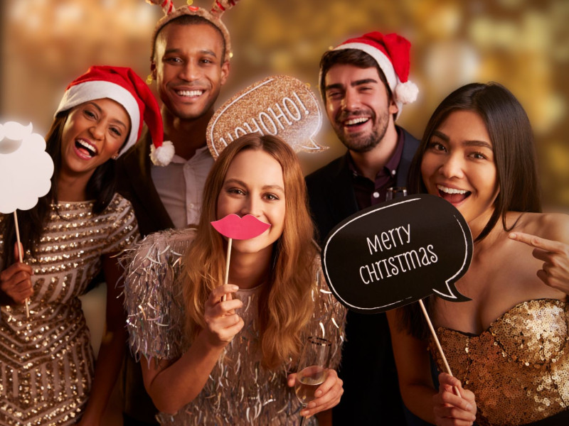 friends-posing-christmas-party