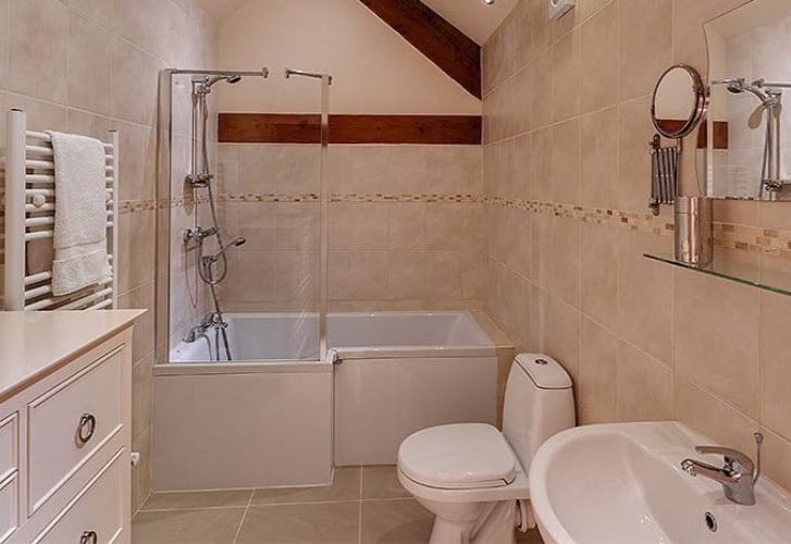 A bathroom in The Milking Parlour Barn.