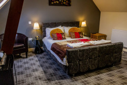 Hawkchurch Country King Bed