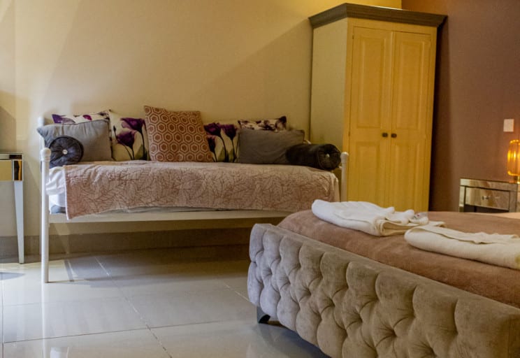 Country King with Bath day bed