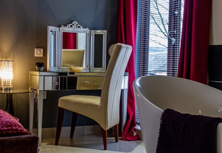 Country King with Bath dressing table