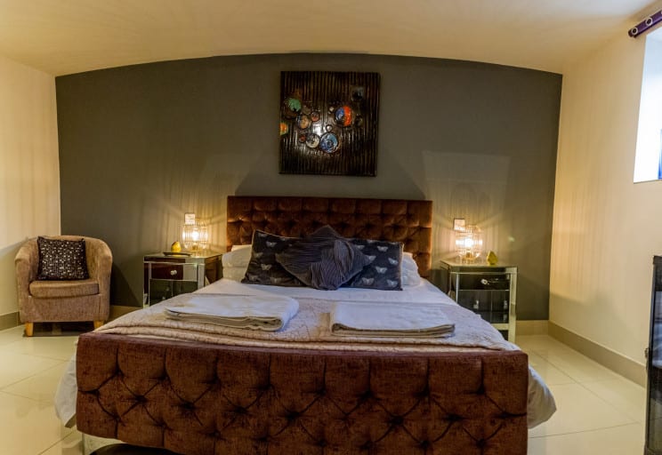 Country King with Bath bedroom 2