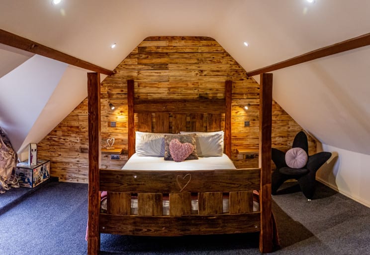 Four Poster Suite bedroom