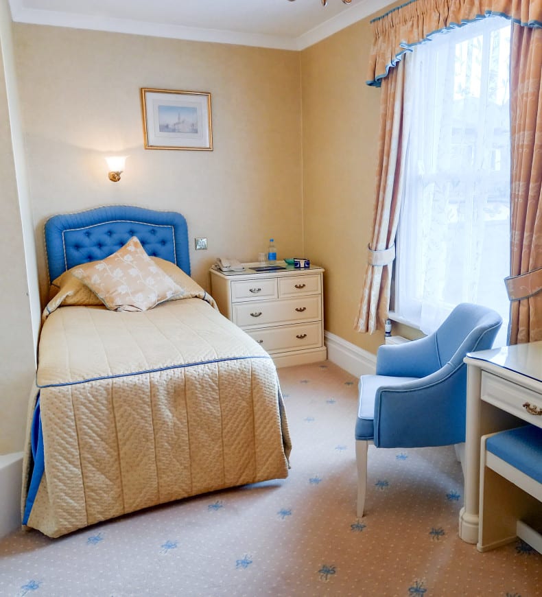 Town aspect single room