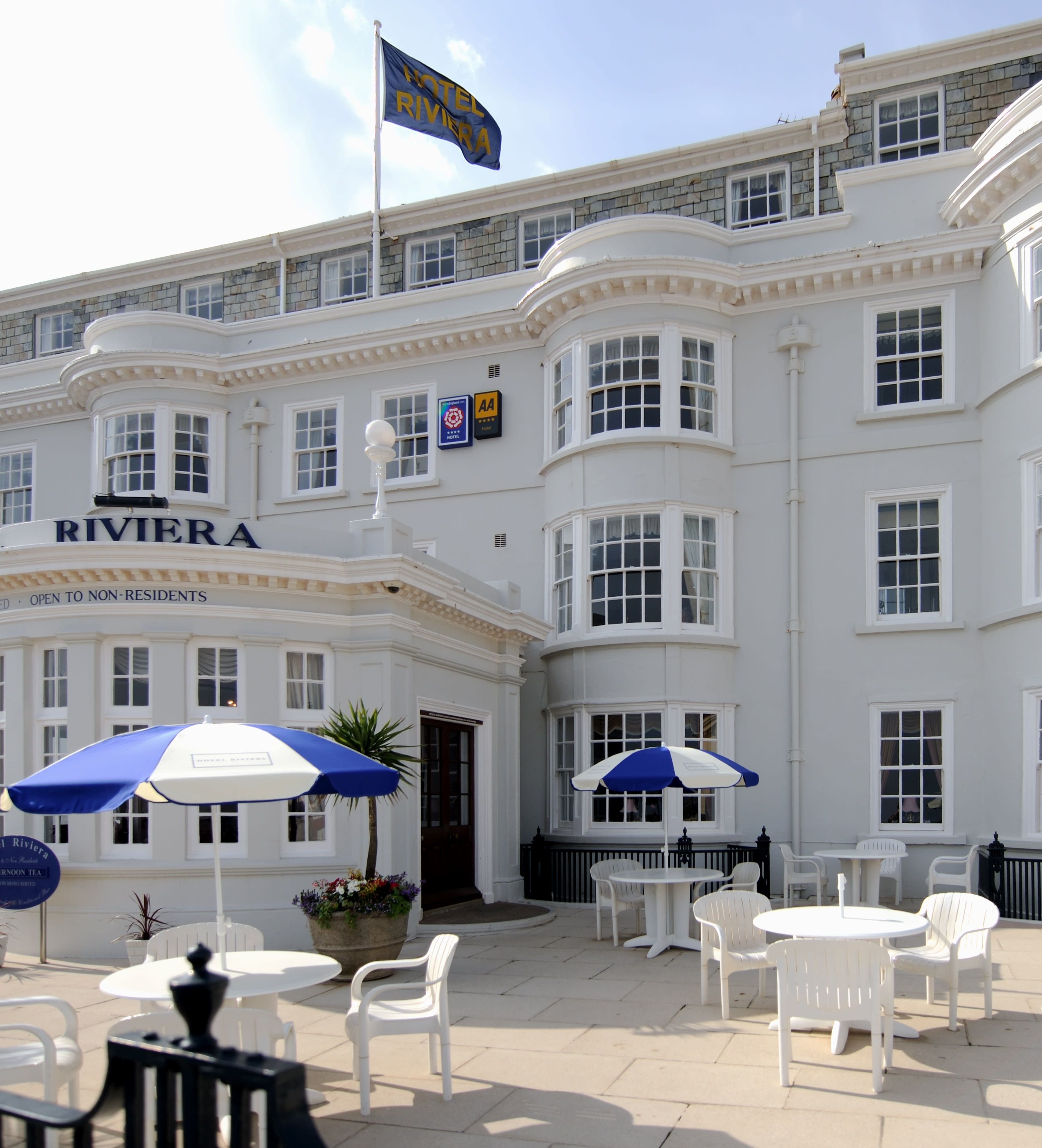 Hotel Riviera exterior