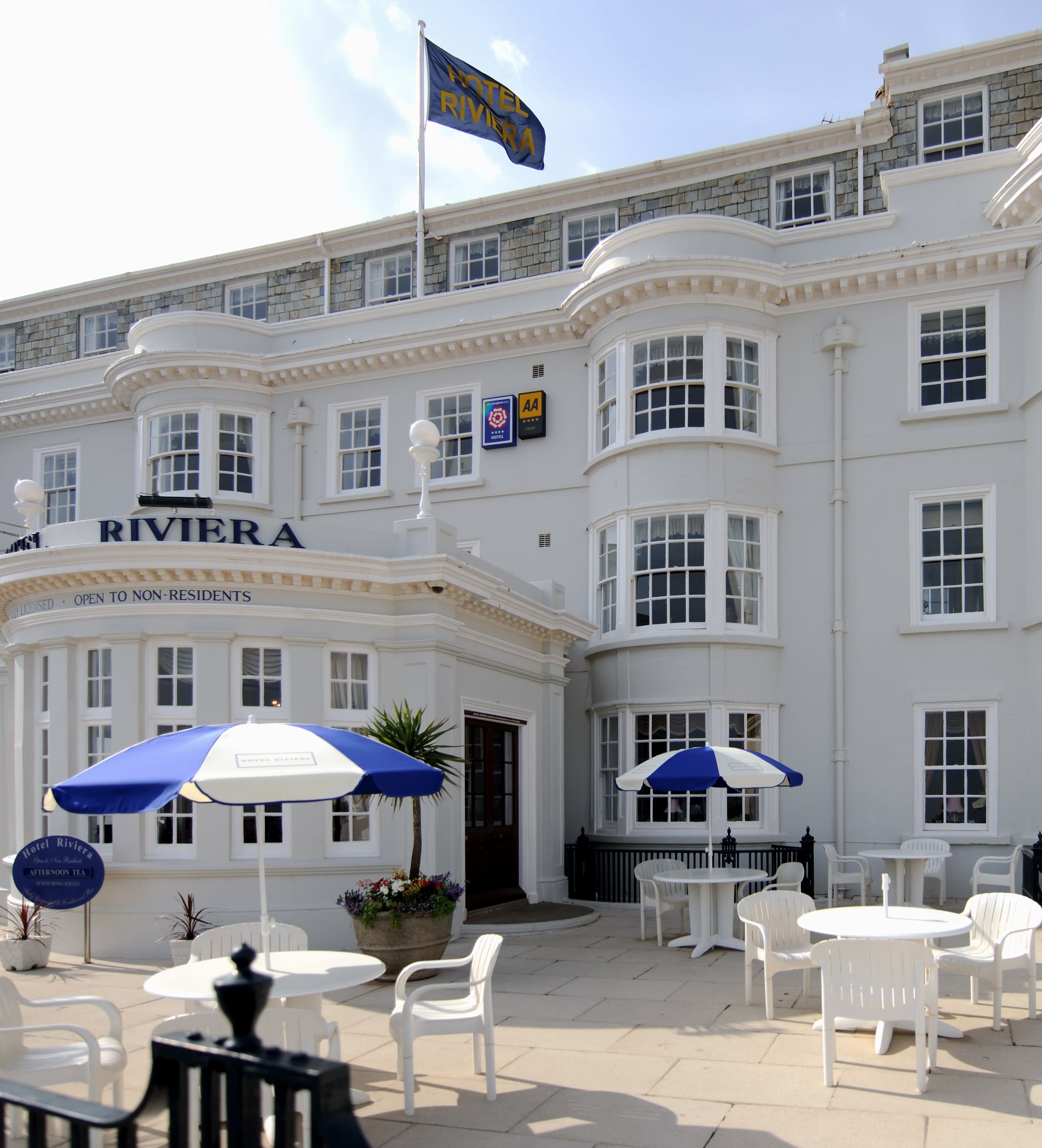 Hotel Riviera exterior