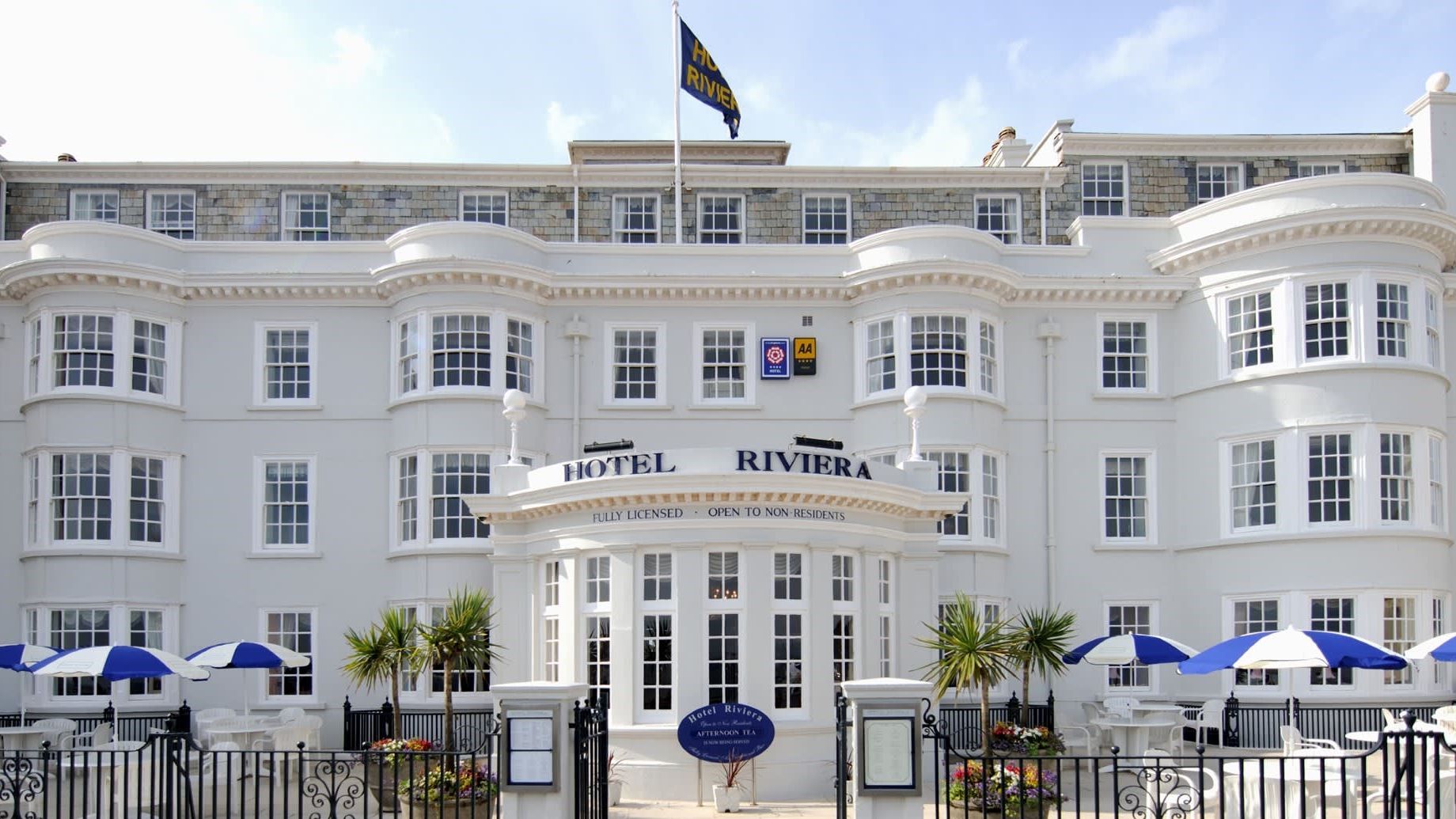 Hotel Riviera exterior