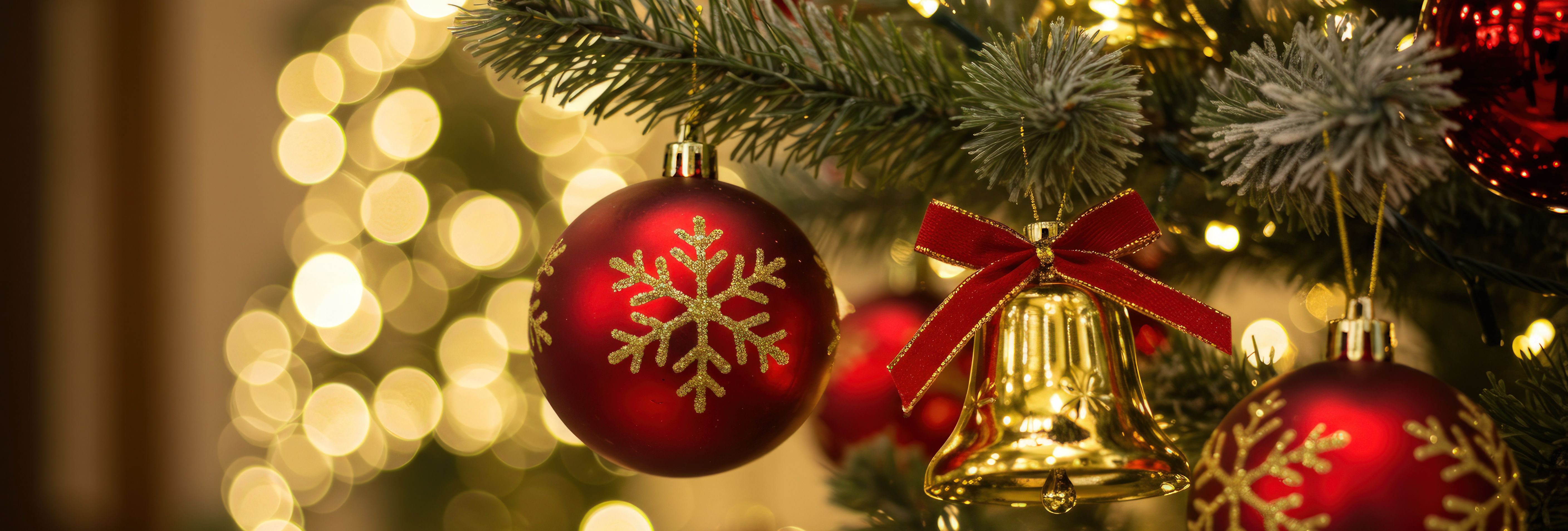 vecteezy_christmas-tree-decorations-with-baubles-and-lights-holiday_71527476