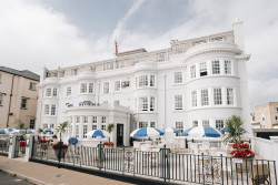 Hotel Riviera exterior
