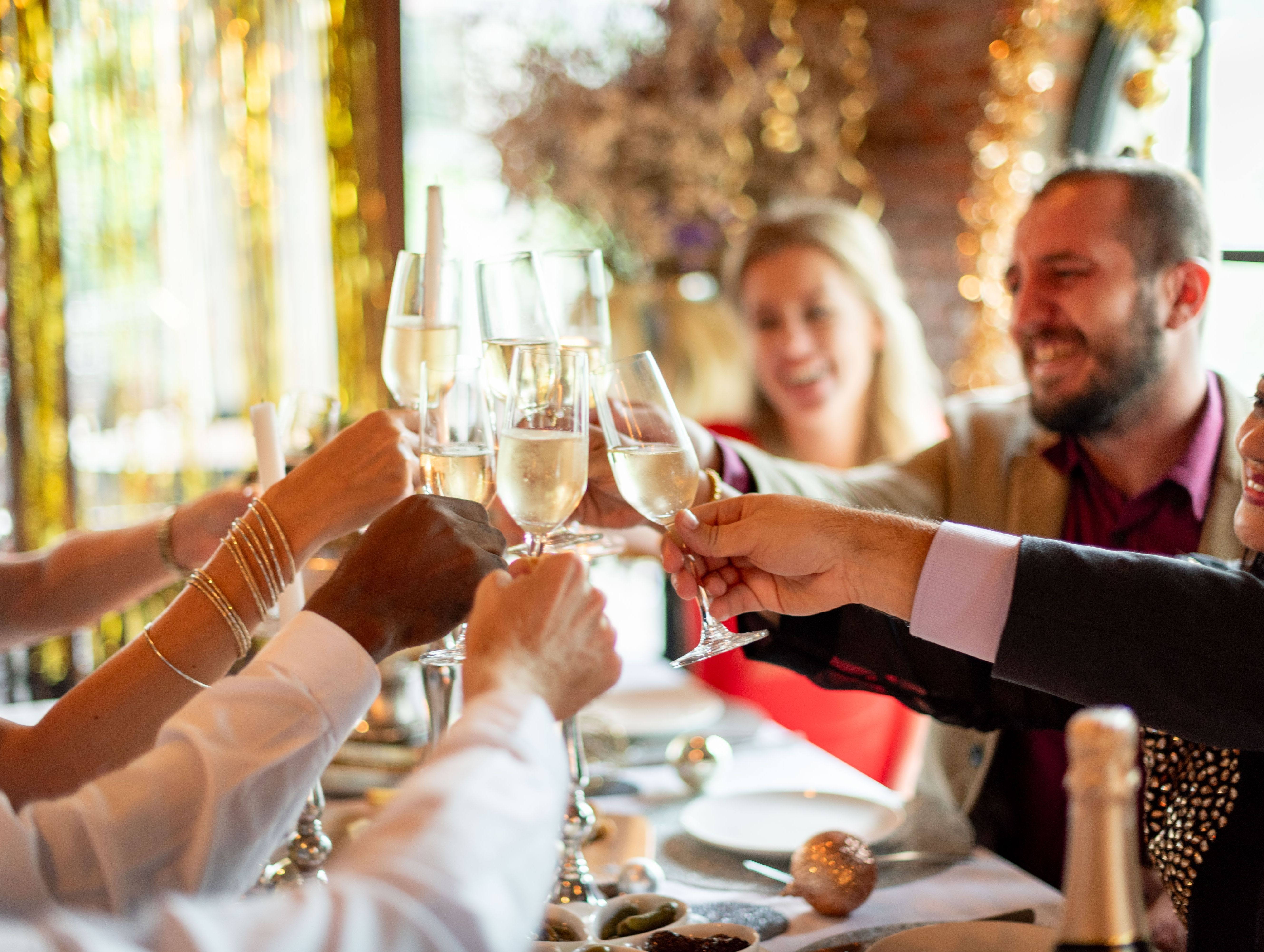 shutterstock_2760530873 Friends Toasting