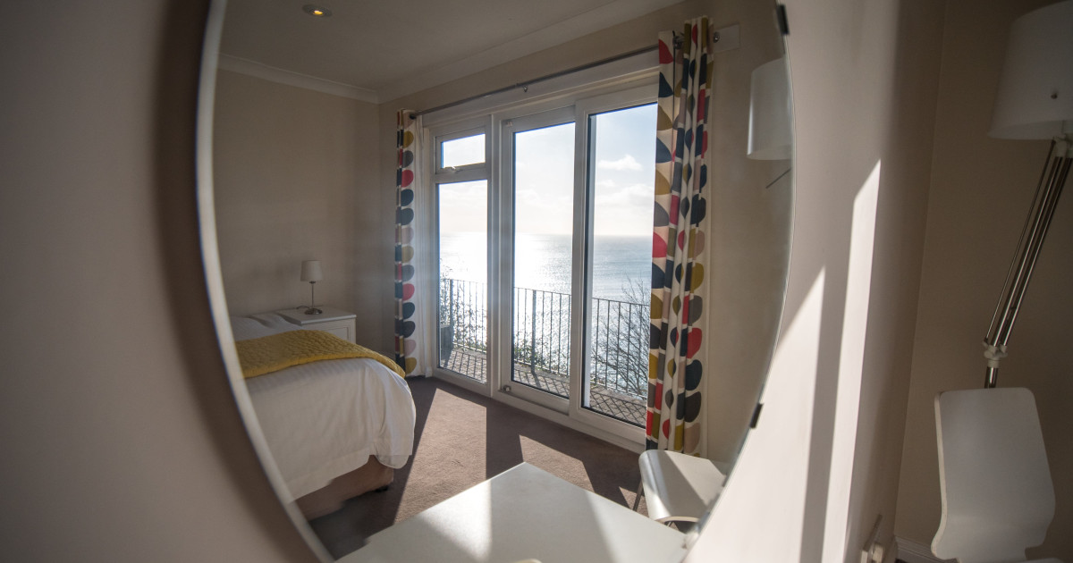 Clifftop Hot Tub Lodge (Sleeps 6) (15)