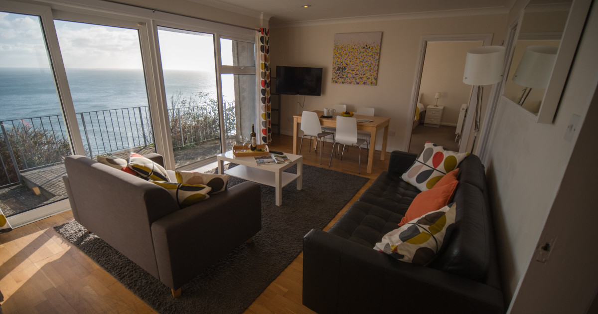 Clifftop Hot Tub Lodge (Sleeps 6) (11)