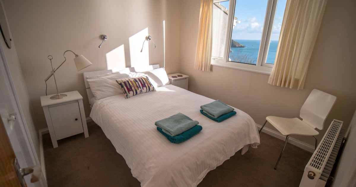 Clifftop Hot Tub Lodge (Sleeps 6) (9)