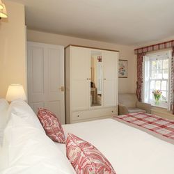 CoachHouse main bedroom