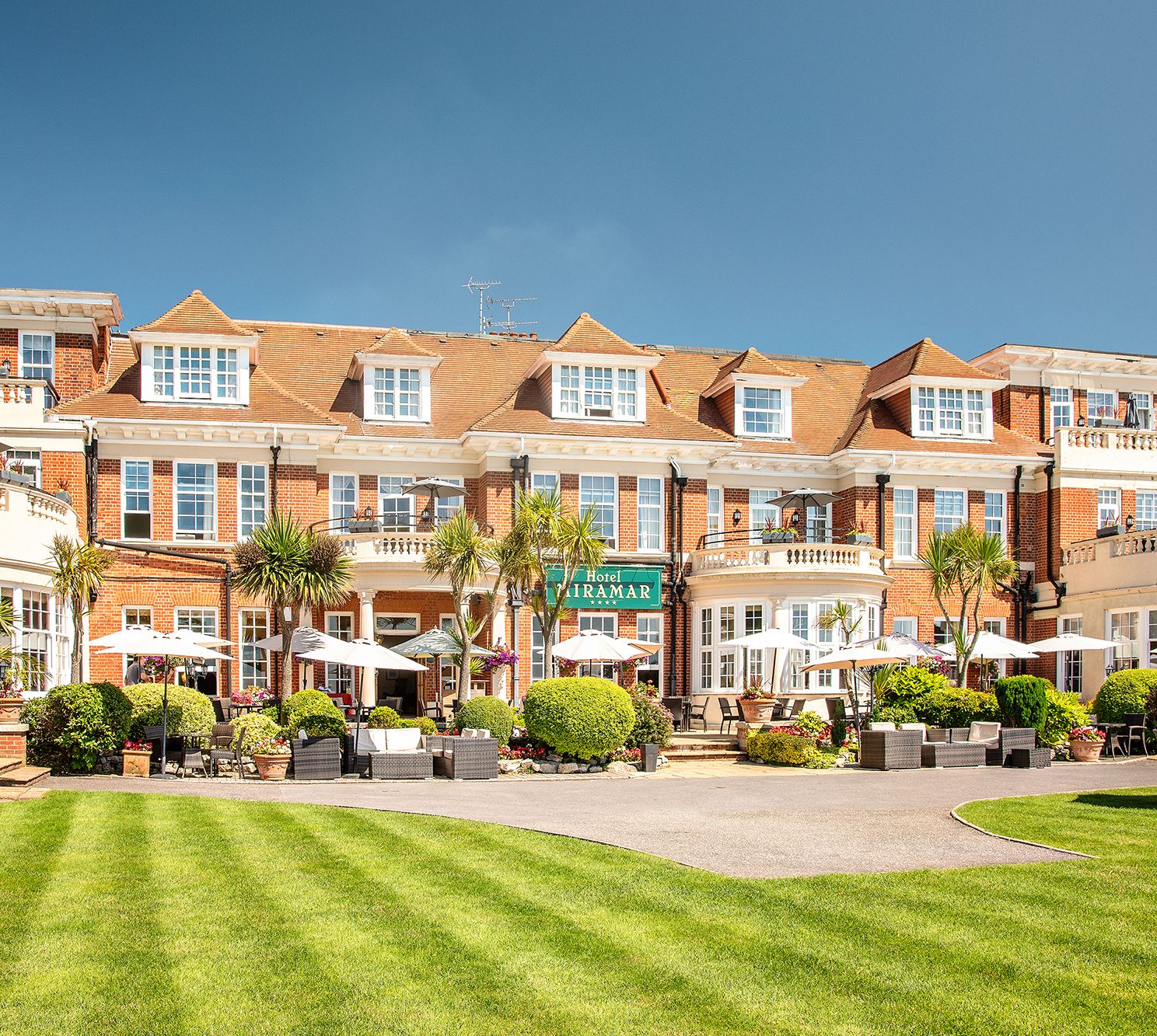 Hotel Miramar Exterior in summer